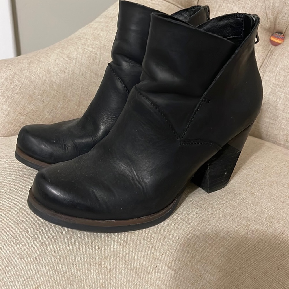Korks black leather bootie with back zip